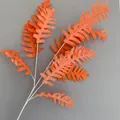 Detailopname van kunstmatige oranje varenbladeren voor decoratie van trouwlocaties - Oranje