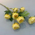 Dettaglio di peonie gialle artigianali a 7 teste con petali e fogliame realistici. - Giallo
