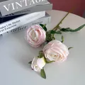 Dettaglio ravvicinato di rose in seta artificiale a 3 teste per eleganti decorazioni casa - Rosa Imperatrice a 3 Teste Rosa Chiaro