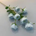 Primo piano di un mazzo di peonie artificiali blu a 7 teste con petali in tessuto - Blu