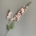 Vista detallada de una rama de espuela de caballero rosa artificial con pétalos realistas - Juego de 10 Piezas / Rosa