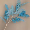 Gedetailleerd beeld van blauwe kunstmatige varenbladeren voor bruiloft en decoratie. - Hemelsblauw