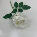 Detailansicht einer einzelnen künstlichen weißen Rose mit realistischen Stoffblättern und Blättern - Weiß
