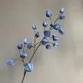 Vue détaillée de la branche de fruit de lanterne en mousse bleue pour un mariage - Bleu