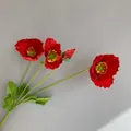 Detalle de amapolas de seda roja con tres cabezas y un capullo para decoración. - Rojo