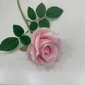 Detaillierte Ansicht einer zarten künstlichen rosa Rose mit realistischen Blättern. - Rosa