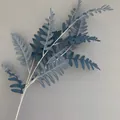 Detail van stoffig blauwe kunstmatige varenbladeren voor elegante bruiloft- en huisdecoratie - Haze Blauw