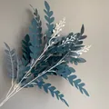 Detail van kunstmatige sprinkhaanbladeren met 5 takken in blauw en wit decor. - Haze Blauw