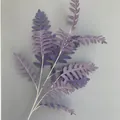 Detail van kunstmatige paarse varenbladeren voor elegante bruilofts- en plafonddecoratie - Paars