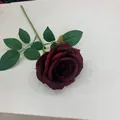 Einzelner Stiel künstliche dunkelrote Rose mit grünen Blättern auf weißem Hintergrund - Burgunderrot