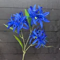 Detailansicht der lebendigen blauen dreiköpfigen künstlichen Spinnenlilie für Hochzeitsdekorationen - Dunkelblau
