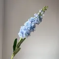 Elegante lichtblauwe kunstmatige ridderspoor bloemstengel voor bruiloft en interieur - Blauw