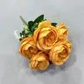 Gedetailleerde close-up van 7-koppige oranje Austin zijden rozen met bloembladen - 7 Koppen/Verpakking / Lichtoranje