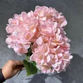 Detailansicht eines rosa künstlichen Hortensienstraußes mit üppigen Seidenblüten - Rosa