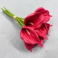 Detailansicht eines realistischen roten EVA-Calla-Lilien-Blumenstraußes für die Hochzeitsdeko - 9-teiliges Set / Rot