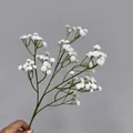 Detalle de flor de aliento de bebé artificial blanca con textura suave para bodas - Blanco
