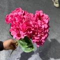 Detailansicht eines leuchtend pinkfarbenen 5-köpfigen künstlichen Hortensienstraußes. - Fuchsia