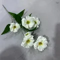 Detailansicht der weißen künstlichen Schmetterlingsblume mit 6 Blütenköpfen - Weiß