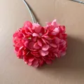 Nahaufnahme von rosafarbenen künstlichen Hortensienblüten mit Textur und Details. - Wassermelonenrot