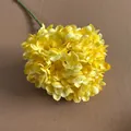 Makrodetail einer großen gelben künstlichen Hortensienblume für die Inneneinrichtung - Gelb