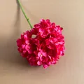 Makrodetail der leuchtend magentafarbenen künstlichen Hortensienblütenblätter - Fuchsia