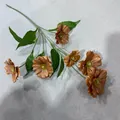Detailansicht der 6-köpfigen bronzenen künstlichen Schmetterlingsblume mit Blättern - Braun