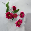 Nahaufnahme magentafarbene 6-köpfige künstliche Schmetterlingsblume für Hochzeit - Fuchsia