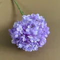 Detailansicht einer lila künstlichen Hortensie mit vielblättrigem Lollipop-Blütenkopf - Lila