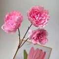 Tres cabezas de peonías artificiales rosas con bordes quemados para decorar - Rosa