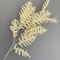 Detailopname van lichtgele kunstmatige cipressenbladeren voor luxe plafonddecoratie - Licht Champagne