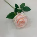 Detailansicht einer realistischen künstlichen rosa Seidenrose mit grünen Blättern - Champagnerrosa