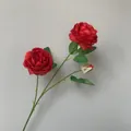 Lebensechter roter künstlicher 3-Kopf-Ranunkelzweig für Hochzeit und Heimdekoration - Rot