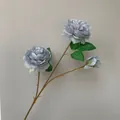 Elegante künstliche Ranunkel mit 3 Köpfen in Hellgraublau für Hochzeitsdekorationen. - Grau