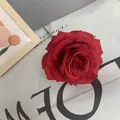 Realistischer einzelner künstlicher roter Rosenblütenkopf für Hochzeit und Innendekoration - Rot