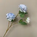 Elegante künstliche Ranunkel mit 3 Köpfen in Hellblau für die Hochzeitsdeko - Blau