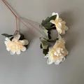 Detaillierte Nahaufnahme eines champagnerfarbenen Kunstblumenzweigs mit drei Blüten. - 3-Kopf Dahlie / 60CM / Champagner