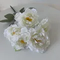 Detalle de ramo de 5 cabezas de peonías artificiales blancas para bodas y hogar. - Blanco
