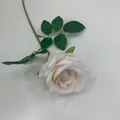 Hochwertige creme-weiße künstliche Rose mit Stiel für Hochzeit und Heimdekoration - Milchweiß