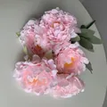 Vista detallada de un ramo de 5 peonías de seda rosa para decoración del hogar. - Rosa