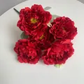 Primer plano de cinco cabezas de peonías artificiales rojo vibrante para bodas - Rojo