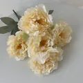 Detalle de un ramo de peonías artificiales de 5 cabezas para decoración de boda. - Champán