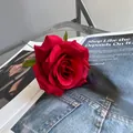 Einzelne lebensechte rote Seidenrose für Hochzeit und Heimdekoration - Rot