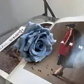 Einzelne künstliche hellblaue Rosenblüte für elegante Haus- und Hochzeitsdeko - Dunstblau