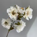 Detaillierte Makroansicht hellchampagnerfarbener Kunstblumen für elegante Hochzeit - 5-Kopf Nelke / 70cm / Champagner