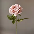 Einzelne künstliche rosa Rose mit detaillierten Blütenblättern und grünen Blättern für die Deko - Khaki