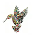 Primo piano di una vibrante spilla a colibrì con scintillanti strass multicolore. - Ancient silver + color