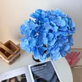 Dettaglio ravvicinato di un vivace bouquet di ortensie artificiali blu a 5 teste casa - Ortensie blu a 5 teste