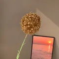 Gros plan d'une fleur de pissenlit artificielle dorée pour décoration du Nouvel An - Style Allium (Or N° 46)