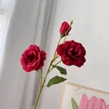 Vista detallada de una rosa roja oscura artificial de 3 cabezas para decoración del hogar - Rojo