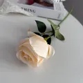 Gedetailleerde macroweergave van een realistische crème kunstmatige roos voor bruiloften - Champagne